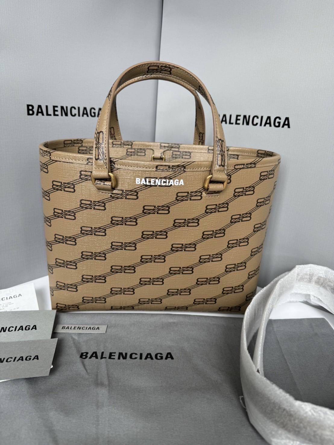 New Balenciaga Tote singnature BB monogram Small Size 9.5x7.5x4” น้ำหนักเบา จุเยอะ สายปรับได้หลายระดับค่ะ