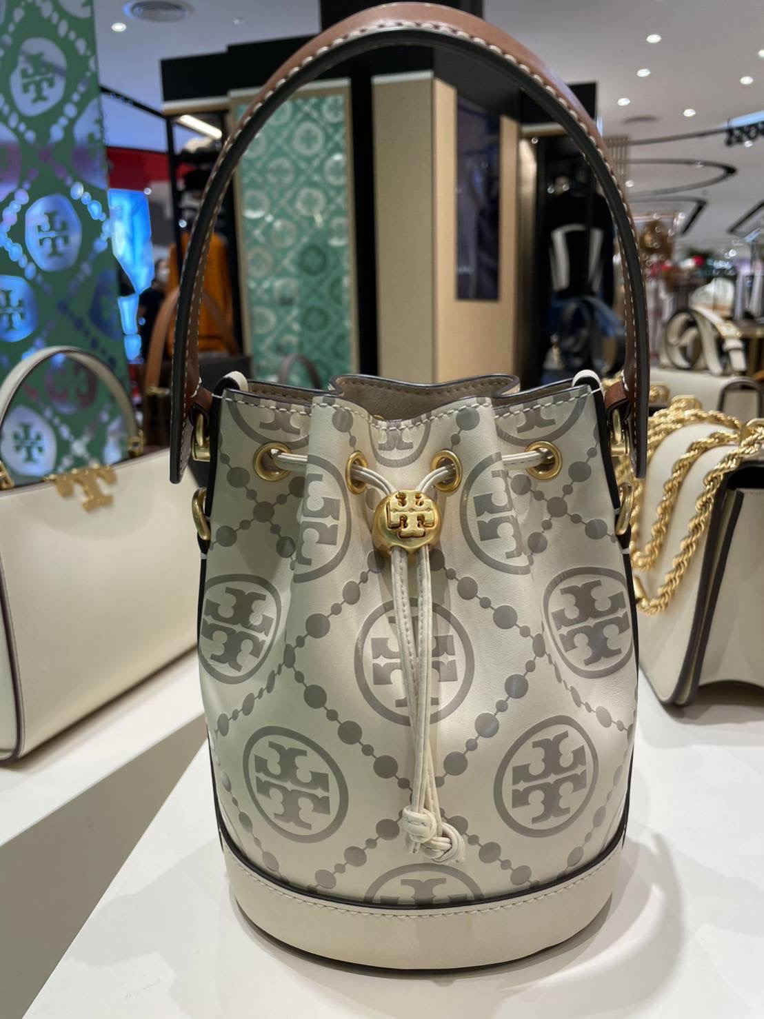 รุ่น exclusive พร้อมส่ง มาพร้อมถุงกระดาษ TORY BURCH T Monogram Embossed Mini Bucket Bag