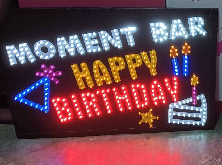 ป้ายไฟเชียร์ happy birthday สำหรับร้านอาหารถือ HBD ลูกค้า