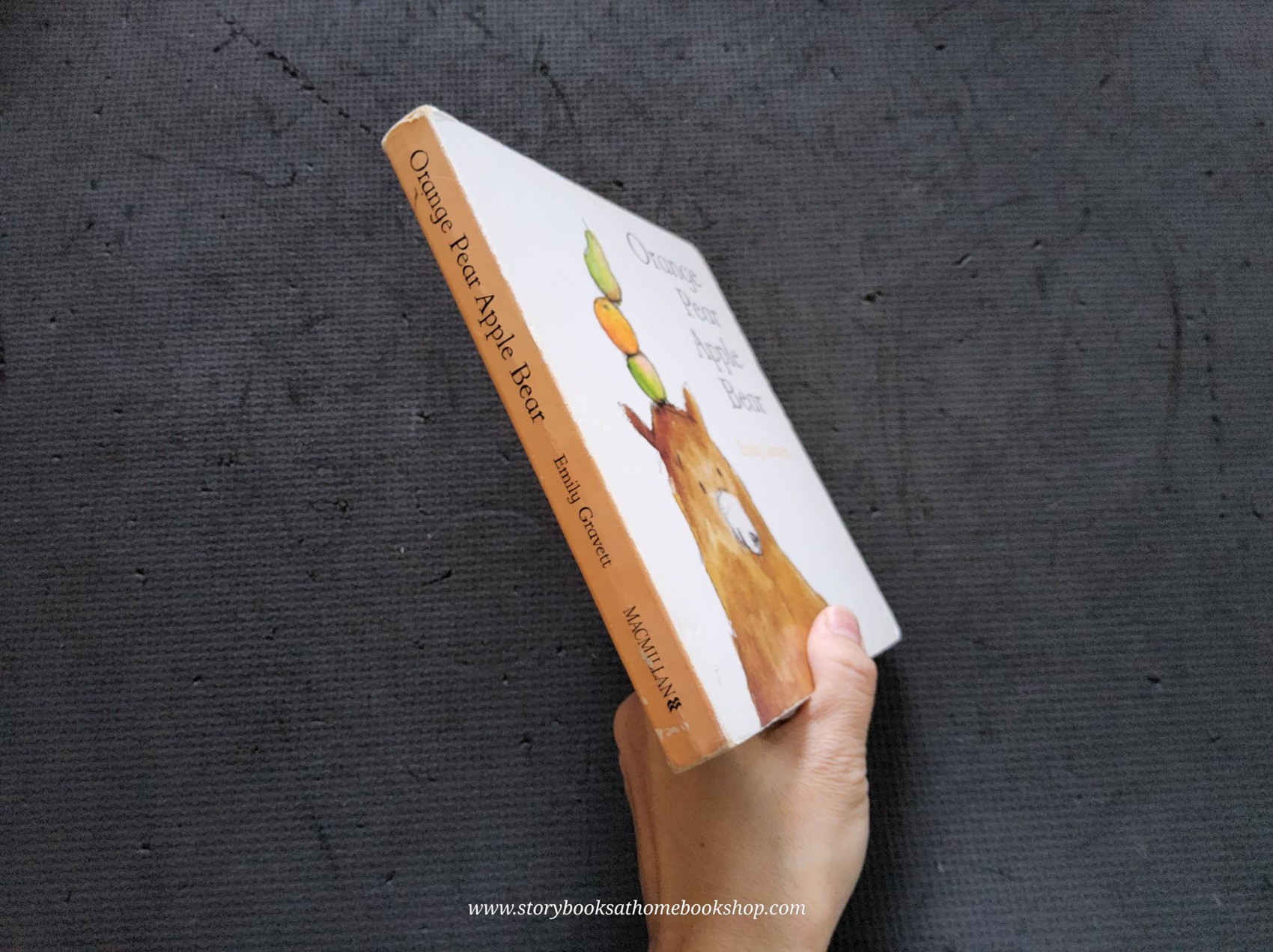 BOARD BOOK** 🍅🍅ORANGE PEAR APPLE BEAR BY EMILY GRAVETT