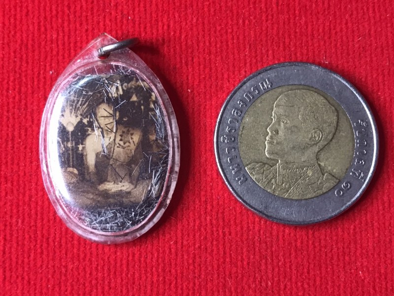 รูปถ่ายครูบาชุ่ม โพธิโก วัดวังมุย พร้อมพระเกศาและผ้าจีวรด้านหลังรูป