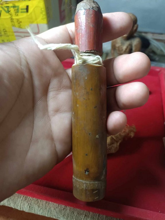 พระทันตธาตุและมีดหมอ ครูบาอิ่นแก้ว วัดสันลิมไม้ อ.แม่สาย จ.เชียงราย ชุดนี้ได้มาจากลุงหนายชัย ซึ่งได้ทั้งพระทันตธาตุและมีดหมอ มาจากศิษย์รับใช้ครูบาอิ่นแก้ว ชื่อลุงแดง ท่านเสียแล้วปี 2550 พระทันตธาตุเก็บไว้ในกระบอกไม่ไผ่ มีชิ้นผ้ารองพระทันตธาตุอยู่