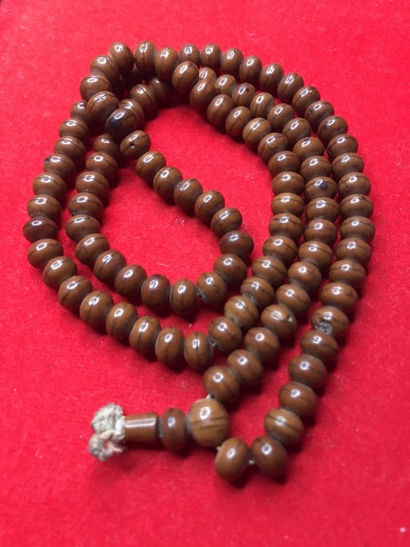 ประคำลูกหวาย ครูบาชัยยะวงศา ได้มาจากคุณยายท่านหนึ่ง ที่หมู่บ้านโบราณข้างวัดพระพุทธบาทห้วยต้ม หมู่บ้านโบราณนี้เรียกว่าหมู่บ้านน้ำบ่อน้อย มีบ่อน้ำศักดิ์สิทธิ์ที่มีน้ำตลอดเวลา ไม่มีแห้ง เป็นหมู่บ้านที่ไม่มีสิ่งอำนวยความสะดวก ดำเนินชีวิตตามวิถีครูบาวงศ์