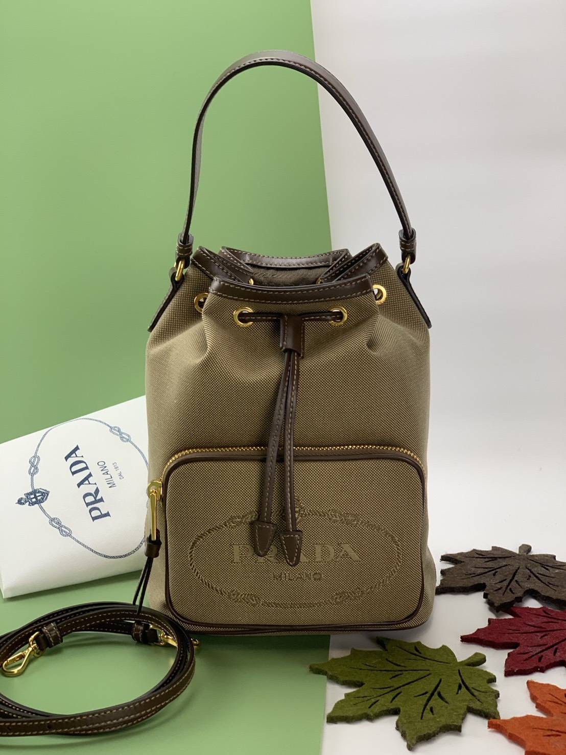 New PRADA Bucket, Logo Jacquard ใบเล็ก สีน้ำตาลขอบน้ำตาล + สีดำขอบดำ สายครอสบอดี้หนัง ปรับได้ Size: 17.5x22.5x12 cm