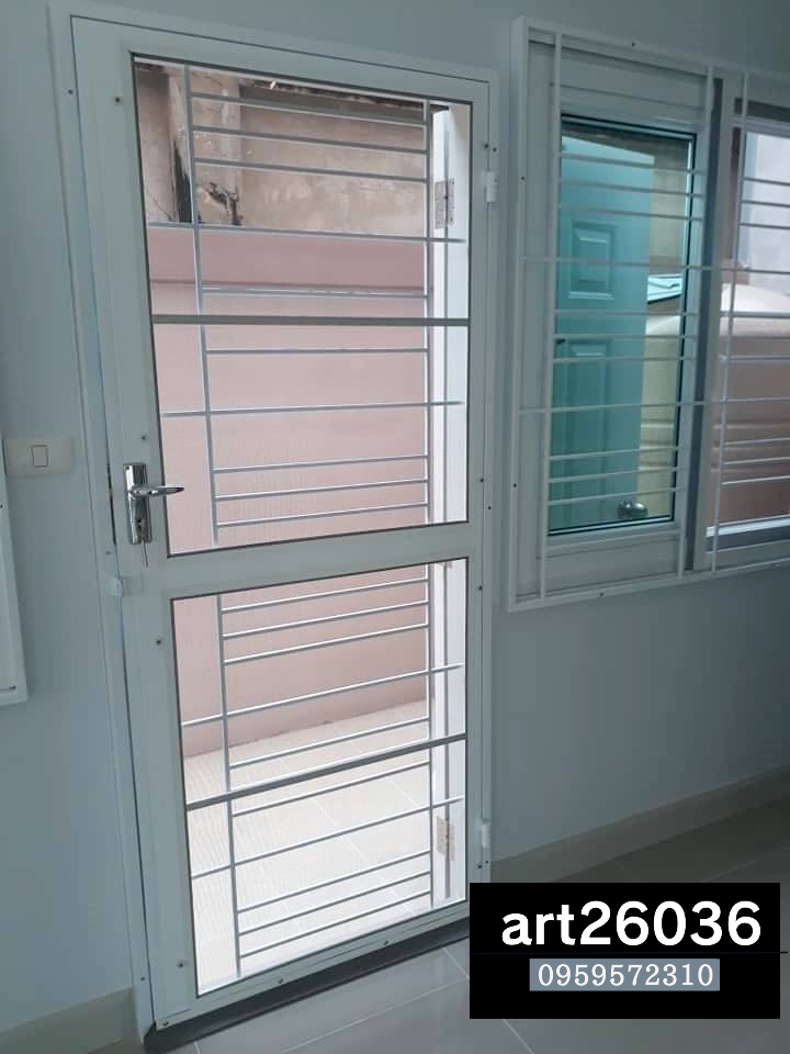 เหล็กดัดมินิมอลสีขาว บานประตูเลื่อน กระจกสี