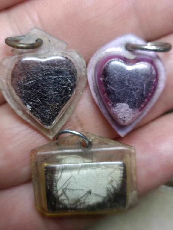 พระเกศาครูบาเจ้าศรีวิชัย และครูบาเจ้าอภิชัยขาวปี จ.ลำพูน จำนวน 5 เลี่ยมนี้ ได้มาจาก ร.ต.ต. ประดิษฐ์ อดีตนายตำรวจบ้านโฮ่ง จ.ลำพูน พระเกศาจำนวน 5 เลี่ยม ลุงประดิษฐ ์ได้มาจากผู้เฒ่าท่านหนึ่งในบ้านปวง อ.ลี้ เมื่อสมัย 30 ปีก่อน ราว ๆ พ.ศ.2532