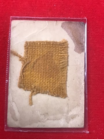 ๑. พระทัตธาตุ ครูบาแก้ว สุทโธ ๒.รูปถ่ายด้านหลังติดจีวร ๓. ล็อกเกตรุ่นแรก ปี ๑๘ ๔. เม็ดประคำจำนวน ๑ เม็ด ๕. รูปถ่ายด้านหลังติดพลอยคำ และ ๖.รูปหล่อรุ่น ๑ ของหลวงปู่แก้ว สุทโธ วัดดอยโมคลาน จ.เชียงใหม่