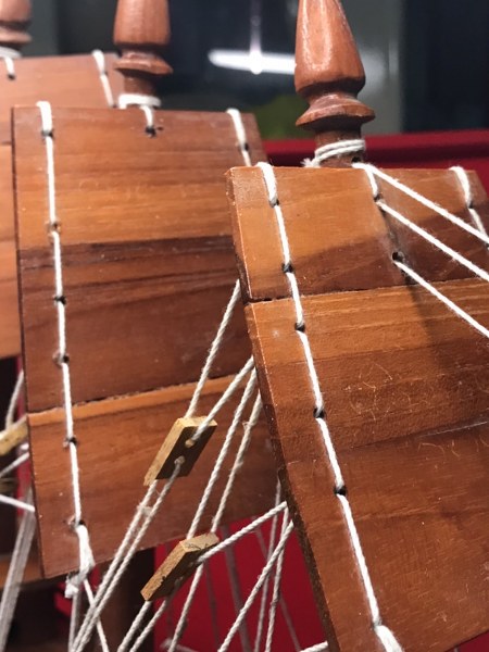 เรือใบ มีรอยจารหลวงปู่ครูบาชัยยะวงศา บนใบเรือใบหน้า และใบกลาง เป็นของกำนันแก้ว กำนันแก้วท่านเป็นคนบ้านห้วยไฟ ต.แม่อาว อ.ป่าซาง ใกล้ดอยทุ่งหัวช้าง