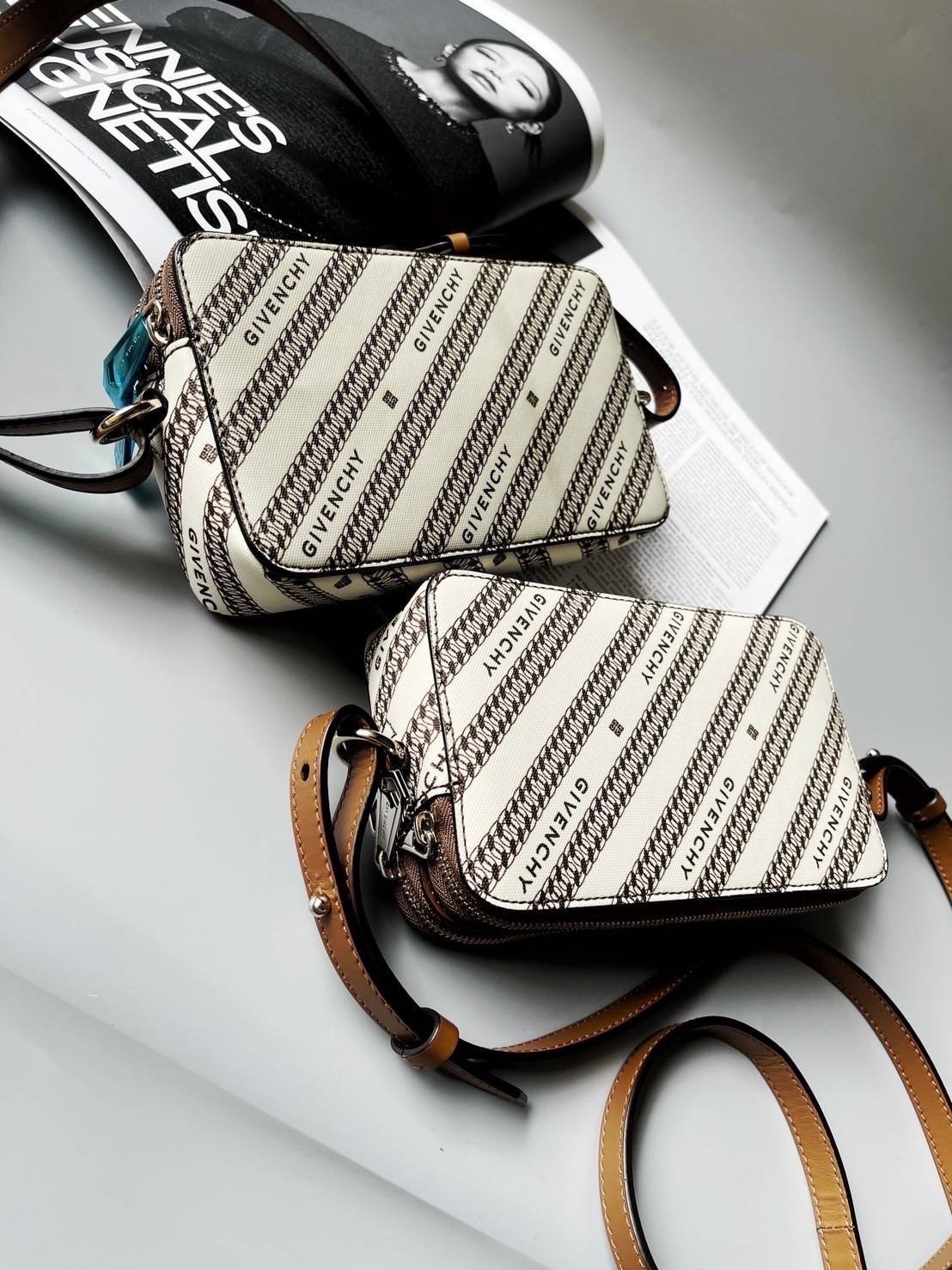 New Givenchy 2 ซิป Size 7 x 4.3 x 1.8 นิ้ว ใส่ iphone ได้ทุกรุ่น