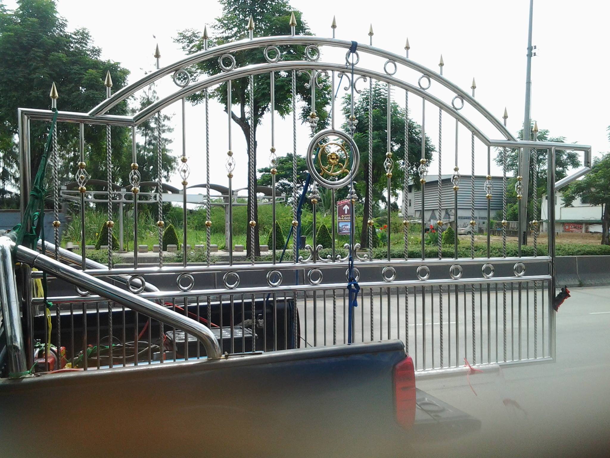 รั้วหน้าบ้าน