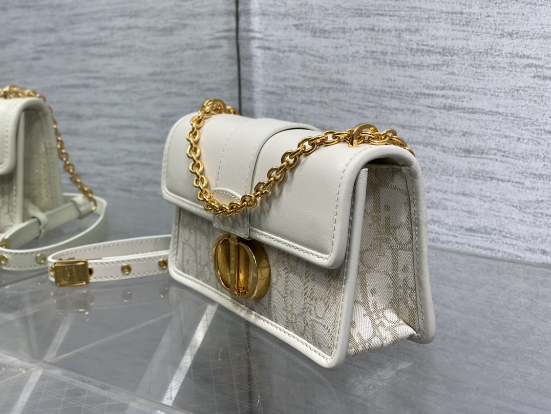 [Pre-order]กระเป๋าDior East-West 30 Montaigne หนังลูกวัวแบบเรียบและผ้าเดนิมลาย Dior Oblique งานเกรด Vip คุณภาพดีที่สุด