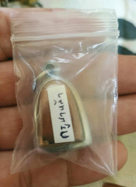 พระทันตธาตุหลวงปู่หล้า นี้ได้จากกำนันคำ อดีตกำนันบ้านปากกอง อ.สารภี จ.เชียงใหม่ ปัจจุบันอายุ 86 ปี (บันทึก พ.ศ.2566) กำนันคำเล่าว่าท่านเคยรับใช้หลวงปู่หล้าในช่วงปี 2530 ส่วนพระทันตธาตุองค์นี้ท่านได้รับมาจากมือหลวงปู่หล้า เมื่อปี 2533