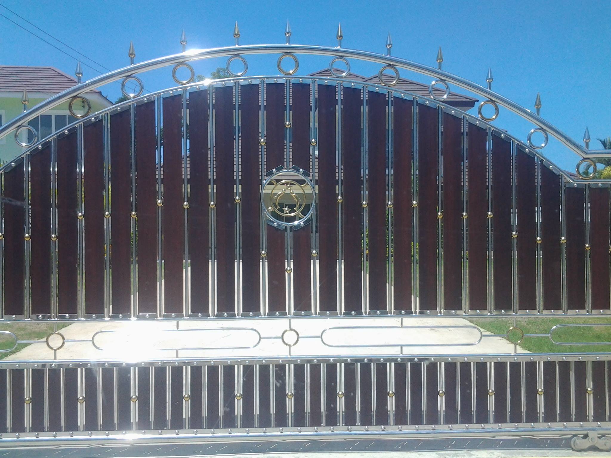 รั้วหน้าบ้าน