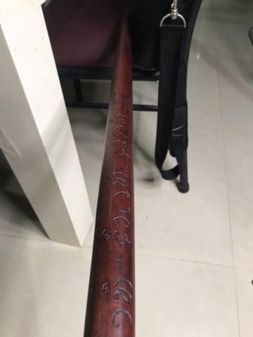 ไม้เท้าครูบาชัยยะวงศา เล่มนี้ ได้มาจากชาวกะเหรี่ยงท่านหนึ่ง ปัจจุบัน (ปี 2565) อายุ 80-90 ปีแล้ว ตอนที่ไปเอาไม้เท้านี้ เพื่อน ๆ เพื่อนบ้านคุณลุงท่านก็ไปเอาไม้เท้าที่บ้าน ของตัวเองให้ นำมารวม ๆ กัน จึงได้มา 5 เล่มในคราวเดียวกัน