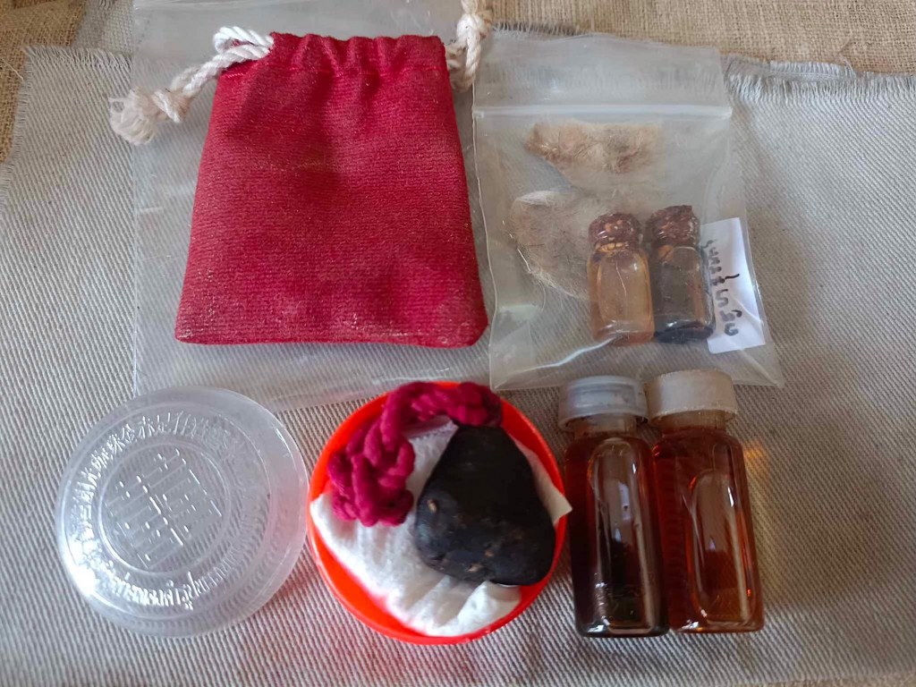 พระทันตธาตุพอกครั่ง ครูบาสุุรินทร์ วัดหลวงศรีเตี้ย จ.ลำพูน นี้ได้มาจากลุงบุญปั๋น เป็นคนบ้านเวียง อ.เวียงหนองล่อง จ.ลำพูน ท่านอายุ 83 ปี เป็นลูกศิษย์ครูบาสุรินทร์ และเคยเป็นคนเตรียวัตถุดิบในการสร้างน้ำมันมนต์ให้ครูบาสุรินทร์