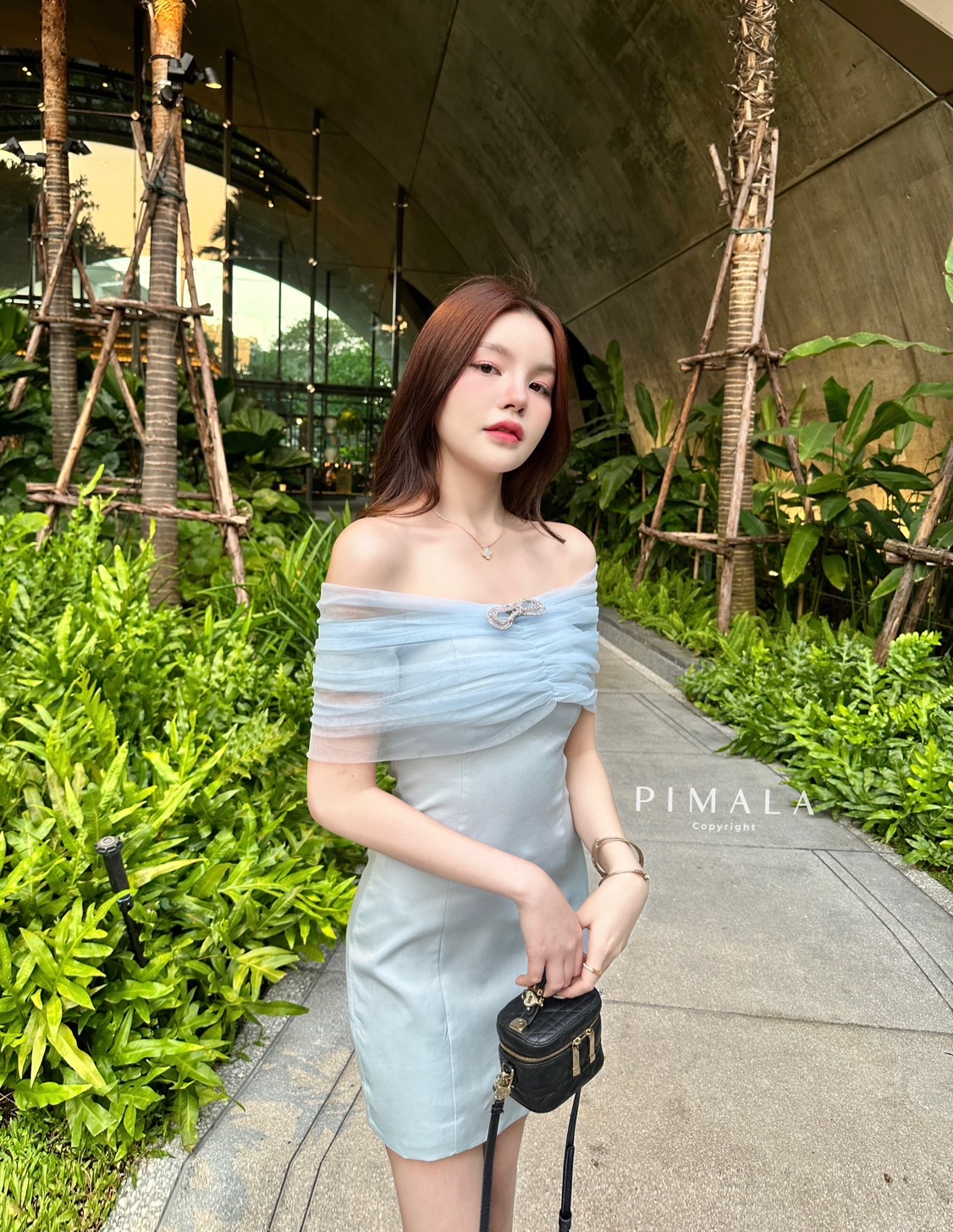 เดรสเปิดไหล่สีฟ้าทรงสวยมาก