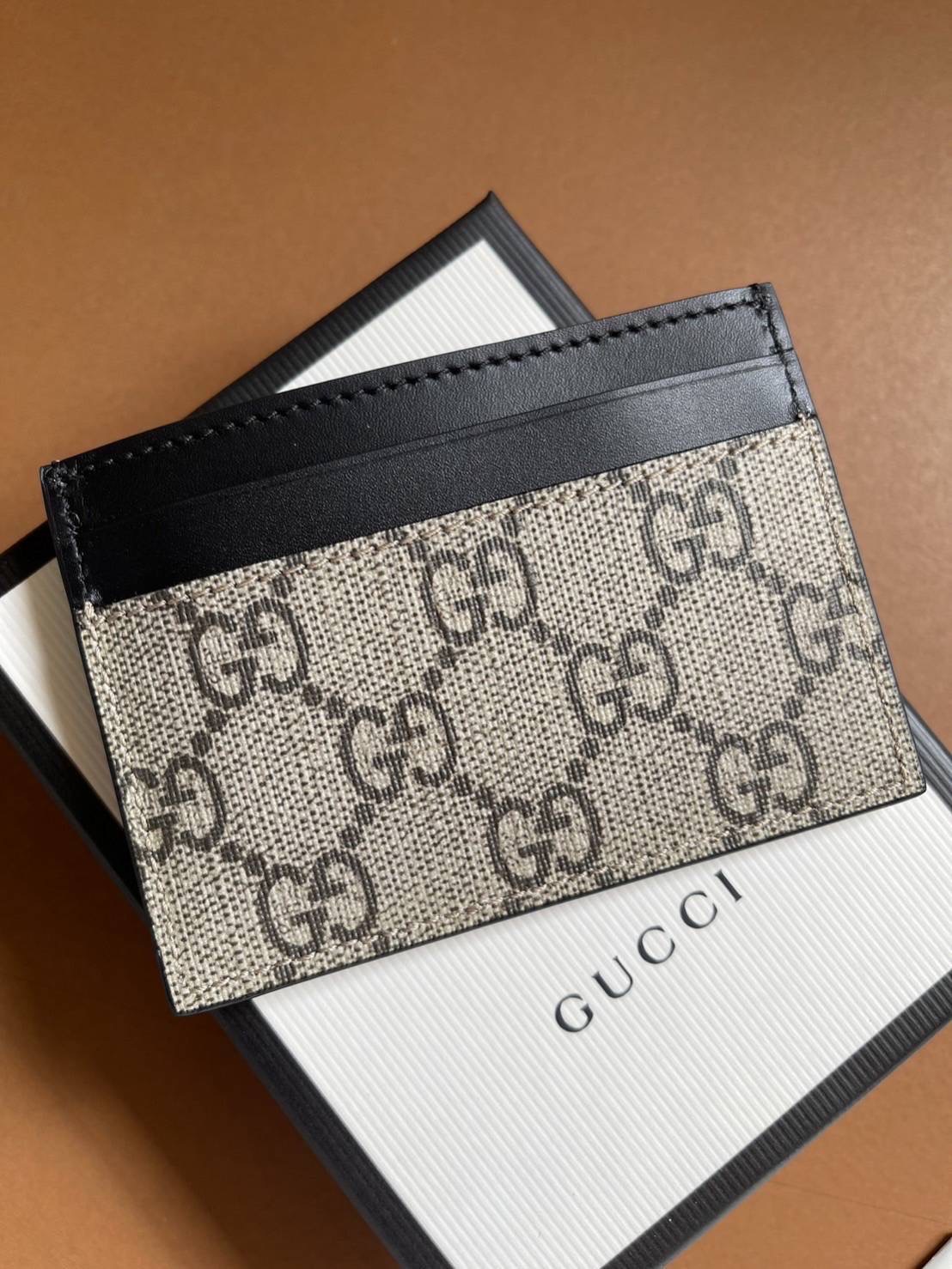 New Gucci Card Case 🐍 มีช่องใส่การ์ด 4 ช่อง ช่องกลางใส่การ์ด ใส่แบงค์พับครึ่งได้