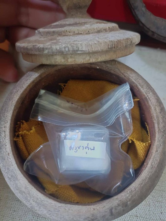 พระทันตธาตุ ครูบาตุ่น วัดเชียงทอง จ.ตาก ได้มาจากคุณวินัย อายุ 84 ปี อดีตนายอำเภอ หลายพื้นที่ คุณวินัยได้พระทันตธาตุเมื่อตอนที่ท่านเป็นนายอำเภอ จ.ตาก ได้มาจากลูกน้องของท่านชื่อ ชาติ มอบให้คุณวินัย คุณชาติเป็นคน จ.ตาก เป็นหลานครูบาตุ่น วัดเชียงของ