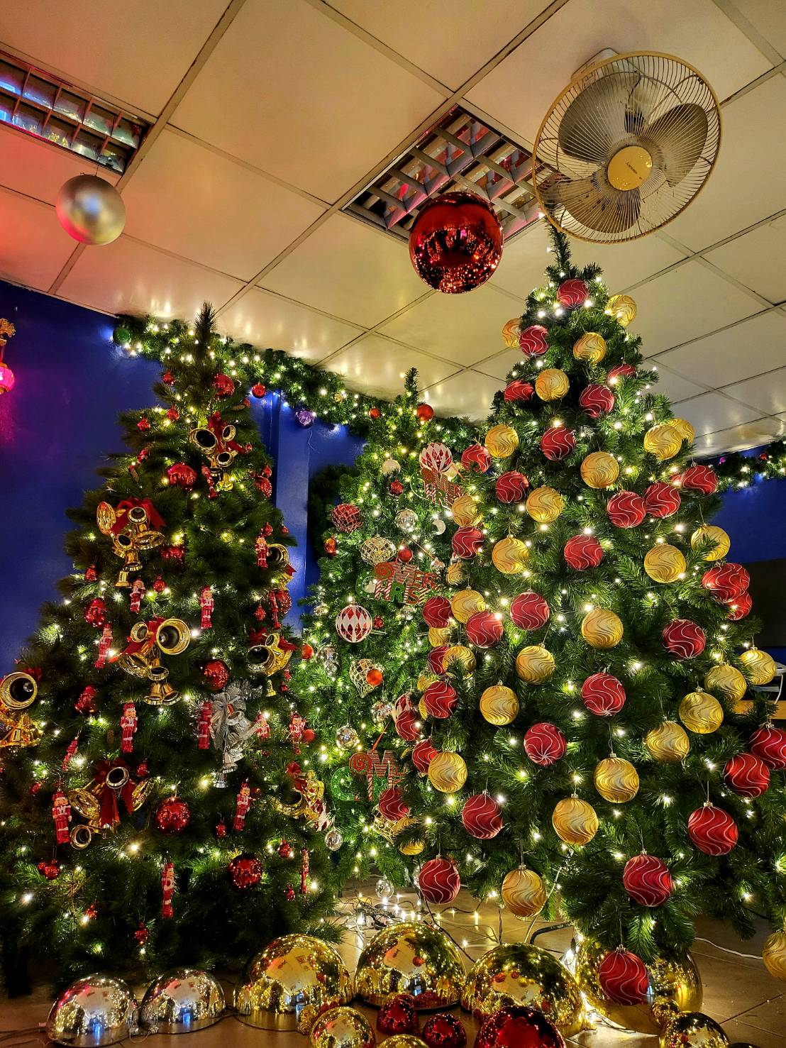 ต้นคริสต์มาสปลอมพุ่มหนาขาเหล็ก8ฟุตตกแต่งบอลvip