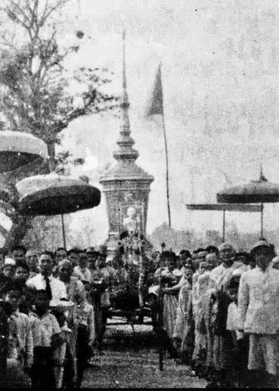 บูชาแล้ว พระทันตธาตุพอกครั่ง + พระเกศาพอกครั่งและพระอัฐิธาตุ ครูบาเจ้าศรีวิชัย ชุดนี้ได้มาจาก คุณลุงชัย ชาวบ้านปาง เจ้าของเดิมคือคุณพ่อของลุงชัย ชื่อพ่อหนานคำเมือง ท่านสิ้นแล้วตั้งแต่ปี ๒๕๒๙ หากท่านมีอายุอยู่ถึงตอนนี้ก็จะมีอายุประมาณ ๑๐๘ ปี (บันทึก พ.ศ.๒๕