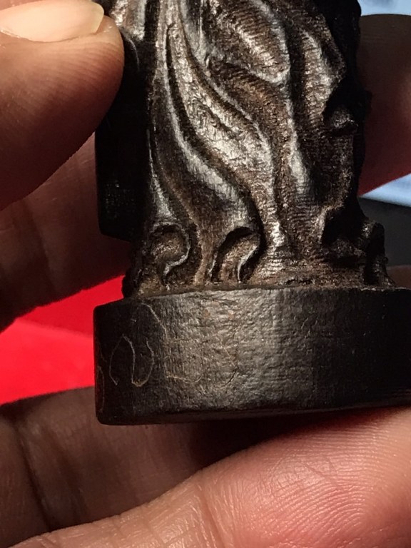 ท่านกวนอู ไม้แกะ มีรอยจาร เนื้อไม้มีสีดำ น้ำหนักไม่มากนัก ได้มาจากอดีตพระวัดพระพุทธบาทห้วยต้ม ชื่อพระจอดี้ เคยรับใช้ครูบาวงศ์ราว ๆ ปี 2537-2543 ท่านเล่าว่าท่านได้มาประมาณปี 2538 ช่างไทยใหญ่แกะถวายให้ครูบาวงศ์เสก เพื่อบูชาติดตัวไปทำงานที่อื่น