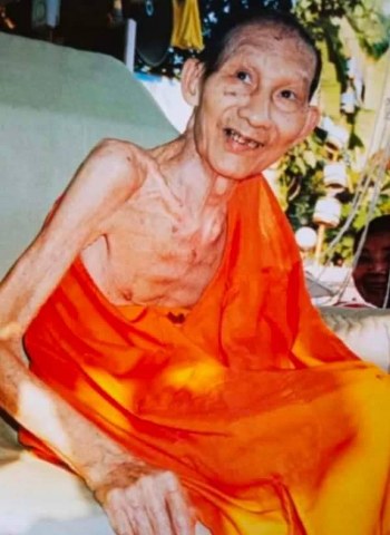 พระทันตธาตุ หลวงพ่อเกษม เขมโก ในเลี่ยมนาค เก่าสวยงาม ใช้ครั่งติดไว้น่าจะกันกระทบกรอบพระ เป็นของนายทหาร ค่ายสุรศักดิ์มนตรี ลูกศิษย์และขับรถถวายหลวงพ่อเกษมฯ ในยุคนั้น
