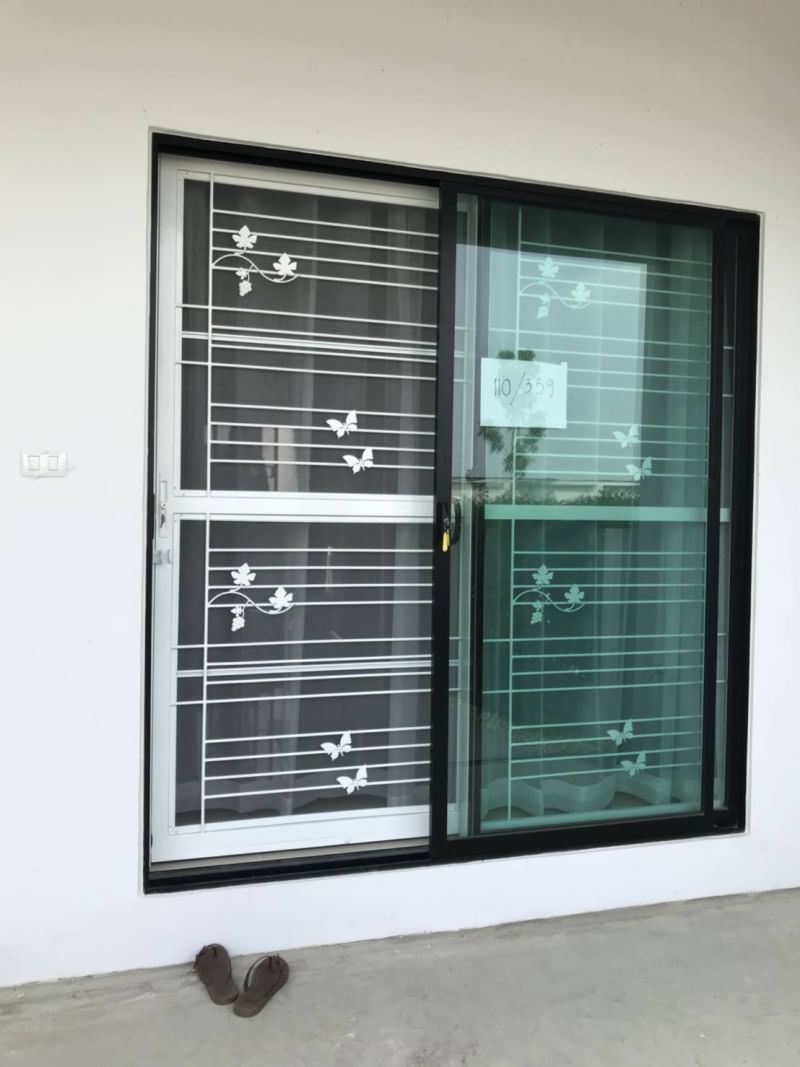 ประตูเหล็กดัดพร้อมมุ้งลวด