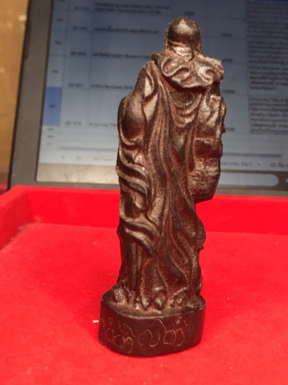 ท่านกวนอู ไม้แกะ มีรอยจาร เนื้อไม้มีสีดำ น้ำหนักไม่มากนัก ได้มาจากอดีตพระวัดพระพุทธบาทห้วยต้ม ชื่อพระจอดี้ เคยรับใช้ครูบาวงศ์ราว ๆ ปี 2537-2543 ท่านเล่าว่าท่านได้มาประมาณปี 2538 ช่างไทยใหญ่แกะถวายให้ครูบาวงศ์เสก เพื่อบูชาติดตัวไปทำงานที่อื่น