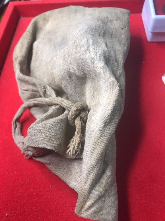 พระทันตธาตุครูบาเหมย วัดศรีดงเย็น อ.ไชยปราการ จ.เชียงใหม่ พระทันตธาตุองค์นี้ได้มาจากลุงวิทูรย์ อายุ 82 ปี อดีตเคยเป็นครูสอนโรงเรียนไชยปราการ คุณครูท่านเป็นลูกศิษย์ครูบาคำเหมย ตั้งแต่ปี 2525 ท่านได้รับจากมือครูบาเหมย เมื่อปี 2529