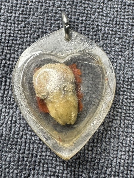 พระทันตธาตุครูบามั่ง วัดชัยสิทธิ จ. แพร่ ร.ต.อ.พิทักษ์ ได้มาจากคุณยุทธ อายุ 71 ปี อดีตทำงานไปรษณีย์ จ.แพร่ ในสมัยนั้น ร.ต.อ.พิทักษ์ ทำงานใน จ.อุตรดิตถ์ และคุณยุทธเป็นศิษย์และเป็นญาติกับครูบามั่ง คุณยุทธ ได้พระทันตธาตุนี้ มาในปี 2537