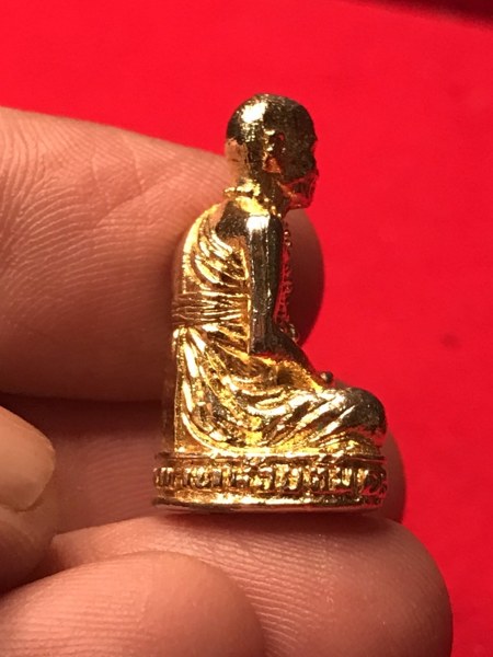 รูปหล่อหลวงปู่ครูบาชัยยะวงศา วัดพระพุทธบาทห้วยต้ม รุ่นแรก พ.ศ. 2527 กะไหล่ทอง ใต้ฐานอุดผงและเส้นเกศา