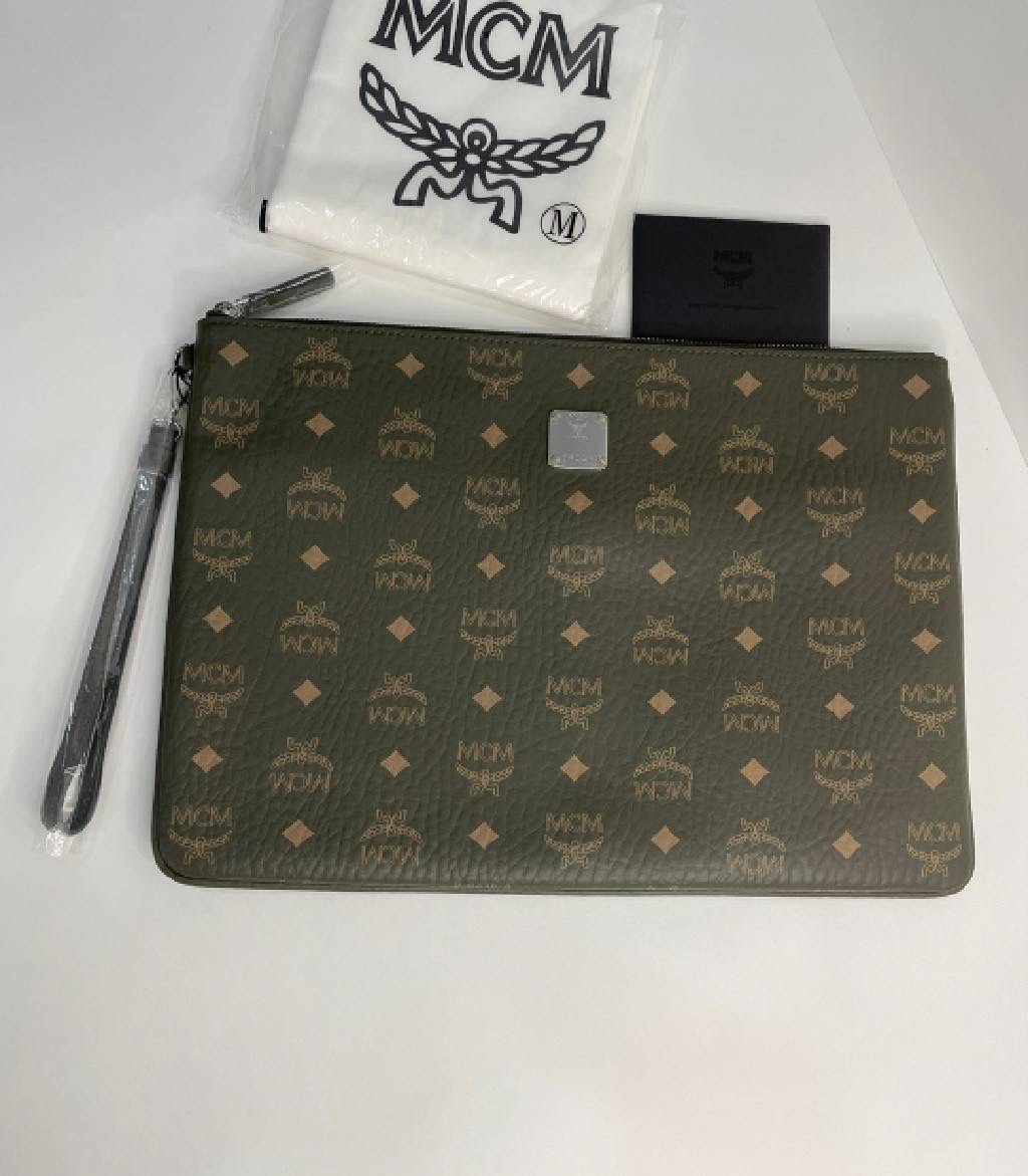 New Mcm pouch มีสายคล้องมือ ถอดออกได้ค่ะ ขนาดประมาณ 13”x9.5” ช้อปคิงเพาเวอร์
