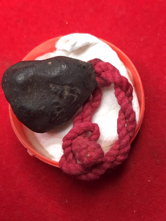 พระทันตธาตุพอกครั่ง ครูบาสุุรินทร์ วัดหลวงศรีเตี้ย จ.ลำพูน นี้ได้มาจากลุงบุญปั๋น เป็นคนบ้านเวียง อ.เวียงหนองล่อง จ.ลำพูน ท่านอายุ 83 ปี เป็นลูกศิษย์ครูบาสุรินทร์ และเคยเป็นคนเตรียวัตถุดิบในการสร้างน้ำมันมนต์ให้ครูบาสุรินทร์