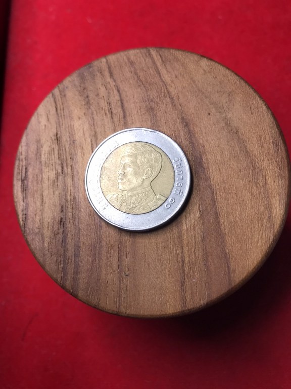 พระเกศา เศษจีวร เศษสำลี ชุดนี้ ได้มาตั้งแต่เมื่อครั้งหลวงปู่ยังอยู่ ผ้าจีวร ได้มาหลายวาระ ทั้งตั้งแต่หลวงปู่ท่านยังอยู่ และทั้งภายหลังที่หลวงปู่ท่านละสังขารแล้ว ซึ่งเป็นผ้าครองสรีระทิพย์ของท่าน สำลีได้มาจากสำลีที่เช็ดทำความสะอาดสรีระทิพย์ของท่าน