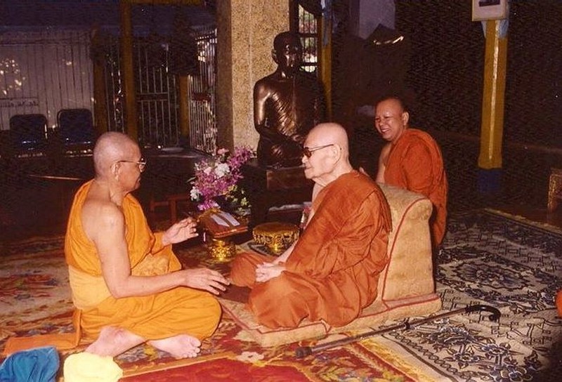 บูชาแล้ว แหนบหนีบกระเป๋าเสื้อติดรูปถ่าย พระเกศา หลวงพ่อพระราชอุทัยกวี (หลวงพ่อพุฒิ) เจ้าคณะจังหวัดอุทัยธานี