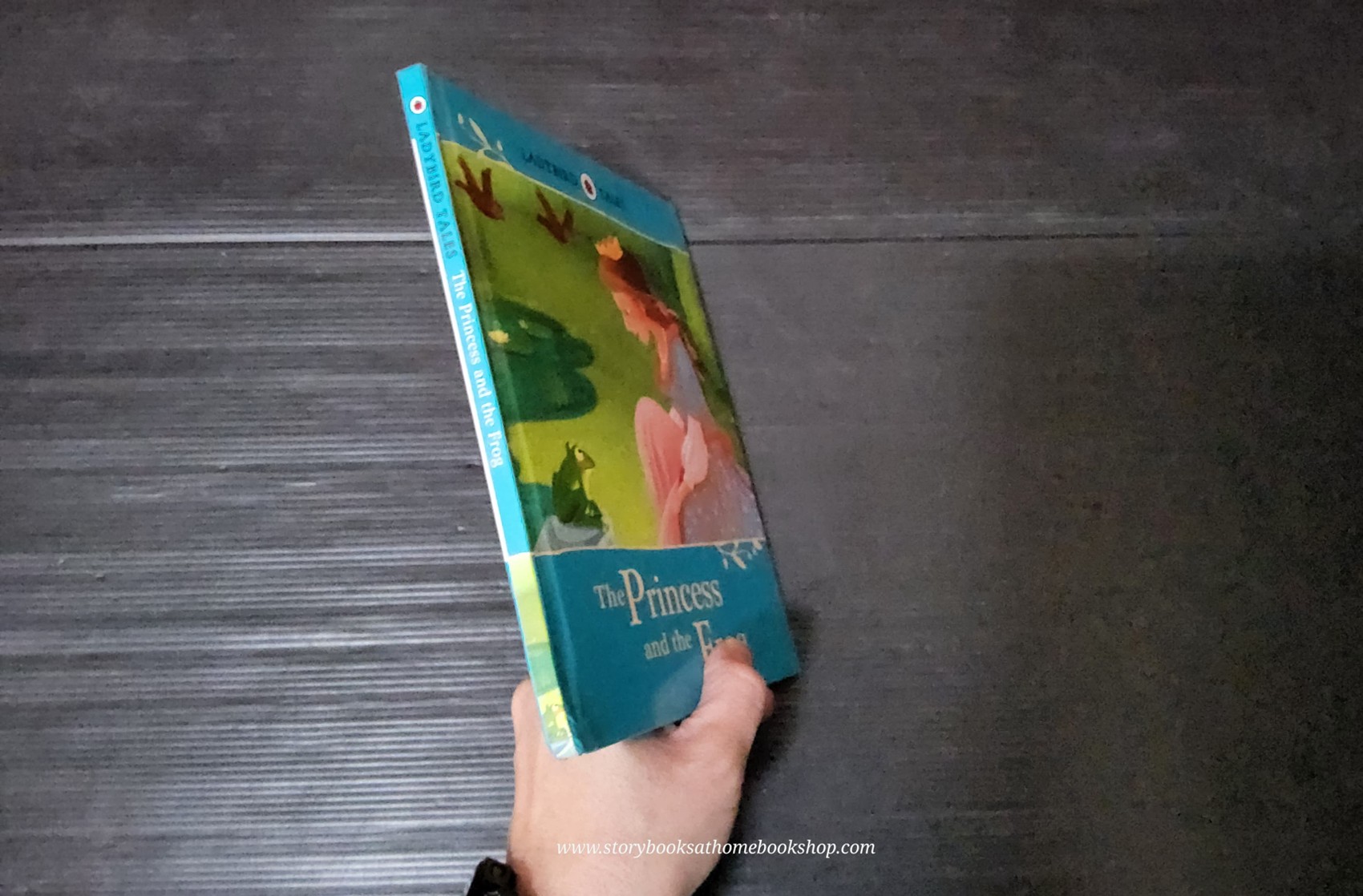 หนังสือนิทานปกแข็ง** 🍅🍓LADYBIRD TALES: THE PRINCESS AND THE FROG