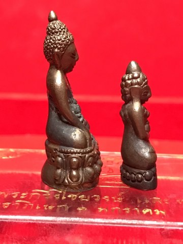 มีผู้บูชาแล้ว พระกริ่งไชยวงษ์-พระชัยวัฒน์วิสุทธิมุนี ปี 2527 รุ่นแรก หลวงปู่ครูบา ชัยยะวงศา วัดพระพุทธบาทห้วยต้อม เนื้อนวโลหะ หมายเลข ๖๒ ปลุกเสกพิธี ตานใช้ตานแทน วันขึ้นปีใหม่ ๑ มกราคม ๒๕๒๗