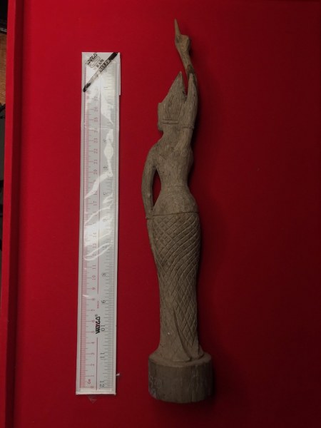 เจ้าแม่จามเทวี ไม้แกะ มีรอยจารหลวงปู่ ได้มาจากเชาวกะเหรี่ยง แม่วาง จ.เชียงใหม่ เคยไปช่วยหลวงปู่สร้างวัด