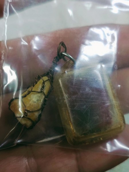 พระทันตธาตุครูบดวงคำ วัดสำเภา จ.เชียงใหม่ ได้มาจากลุงอาคม อายุ 72 ปี อดีตทำงานเป็นอาจารย์สอนวิทยาเทคนิค เชียงใหม่ ลุงอาคมเป็นญาติและรับใช้เป็นศิษย์ครูบาดวงคำ ตอนปี 2520-2532 คุณพ่อของคุณลุงอาคมเป็นกรรมการวัดและเป็นญาติผู้น้องของครูบาดวงคำ