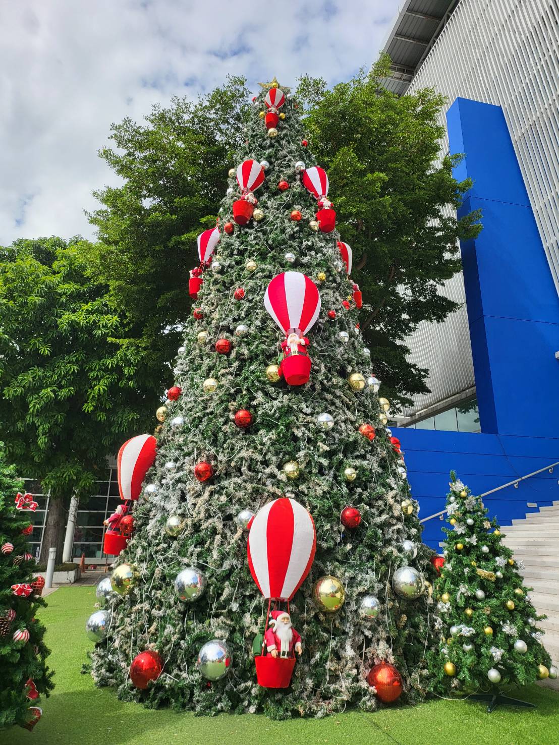 รูปแบบต้นคริสต์มาสปลอมทรงกรวย ใบสนvip ขนาด 8เมตร พ่นหิมะเพิ่มเติมสีสันความสวยงาม