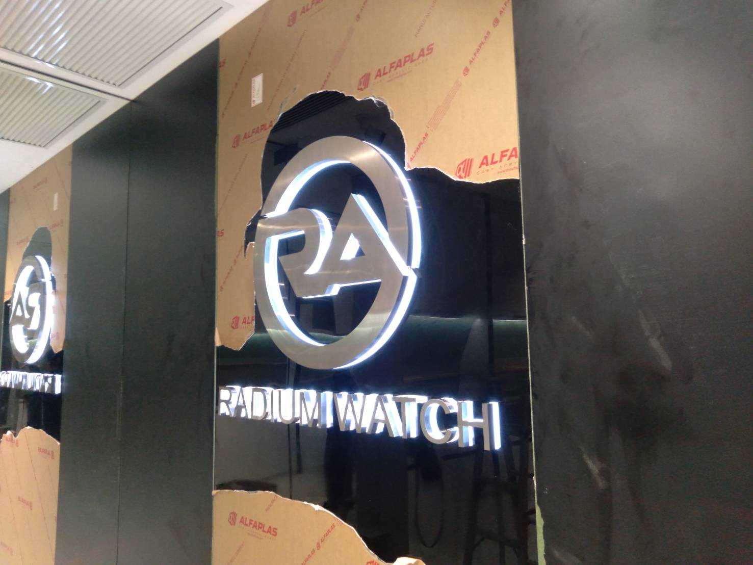 #อักษรสแตนเลสสีเงินแฮร์ไลน์อะคริลิครองหลัง #ป้ายไฟออกหลัง