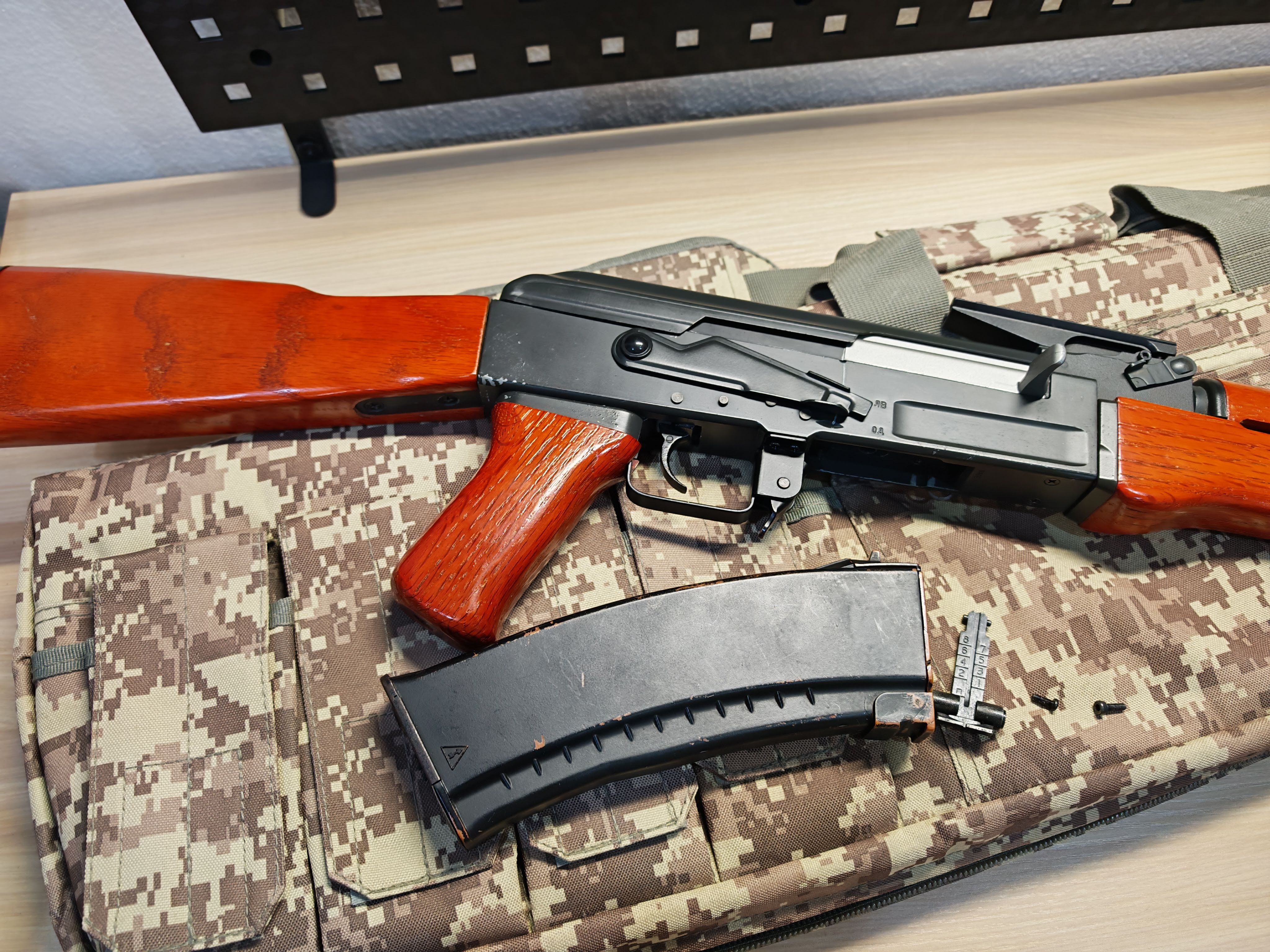 CYMA CM.042 AK47 บอดี้โลหะ ไม้แท้ + กระเป๋า AEG BB Gun บีบีกัน Airsoft Gun ปืนอัดลม ปืนยาวไฟฟ้า มือสอง
