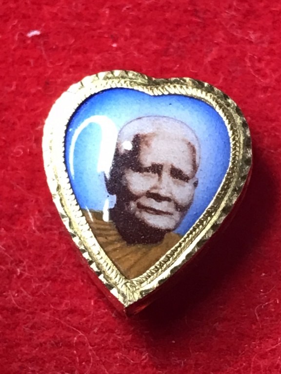 ล็อกเกตหลวงปู่แหวน ประมาณปี 252x ร้านทองสร้างถวาย เป็นทอง 90 บาง ๆ มีโค้ดร้านทอง จำนวน ๓ องค์