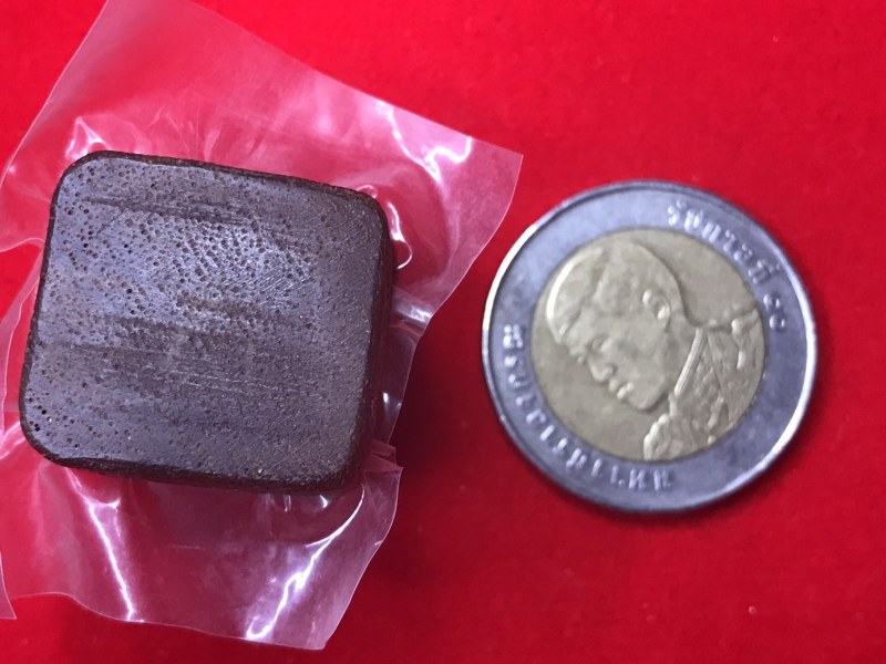 เกศา จีวร พระธาตุข้าวบิณฑ์ หลวงปู่ครูบาชัยยะวงศา เก็บในผอบไม้แบบชาวบ้านนี้ ทราบแต่ว่าได้มาจากชาวบ้านอำเภอลี้ ไม่มีข้อมูลมากนัก