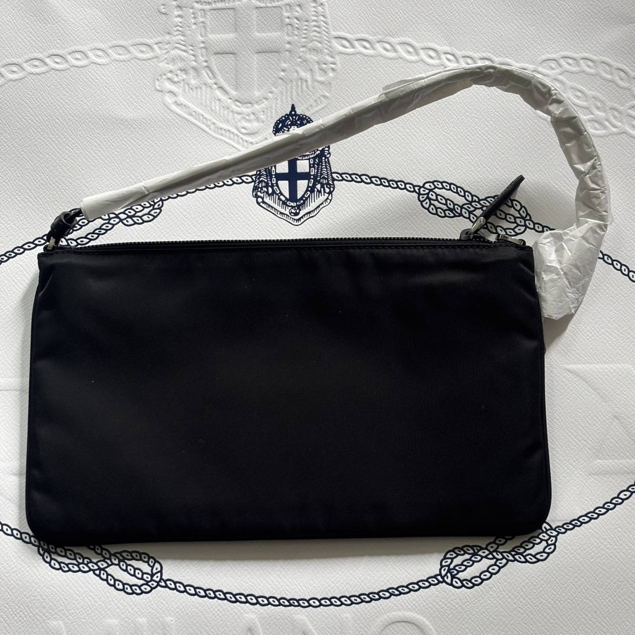 New Prada re-nylon pouch 14x24.5 cm. ใส่ pro max ได้ค่ะ อปก. การ์ด ถุงผ้า ถุงกระดาษ rec.25 (แถมสายเงิน diy)