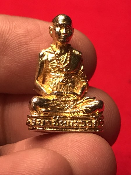 รูปหล่อหลวงปู่ครูบาชัยยะวงศา วัดพระพุทธบาทห้วยต้ม รุ่นแรก พ.ศ. 2527 กะไหล่ทอง ใต้ฐานอุดผงและเส้นเกศา