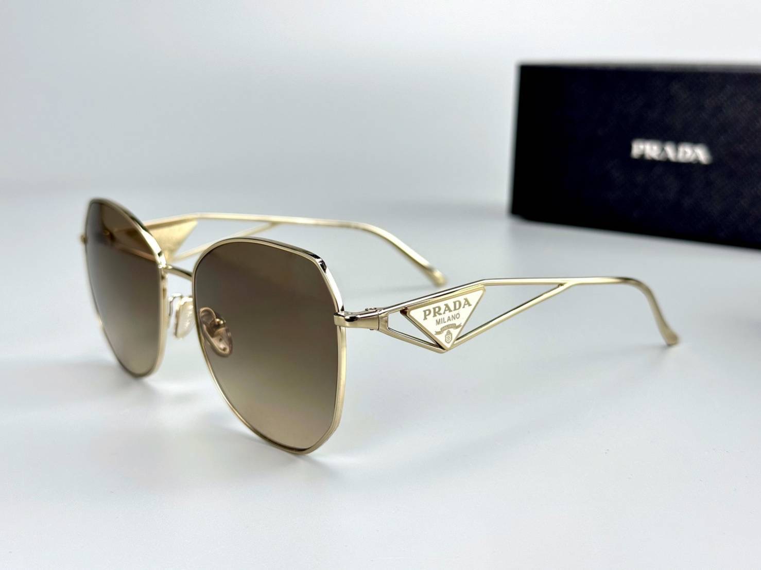 New prada sunglasses Gold / white เลนส์ 57 มม อุปกรณ์ กล่อง บุ๊ค ผ้าเช็ดเลนซ์