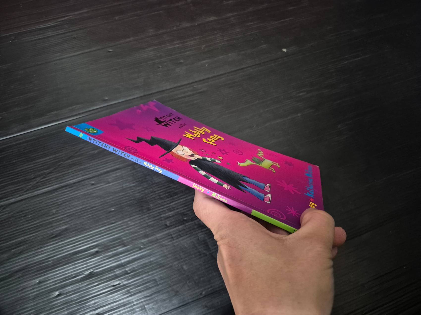 หนังสือนิทานปกอ่อน** 🍅🍓TITCHY WITCH AND THE WOBBLY FANG