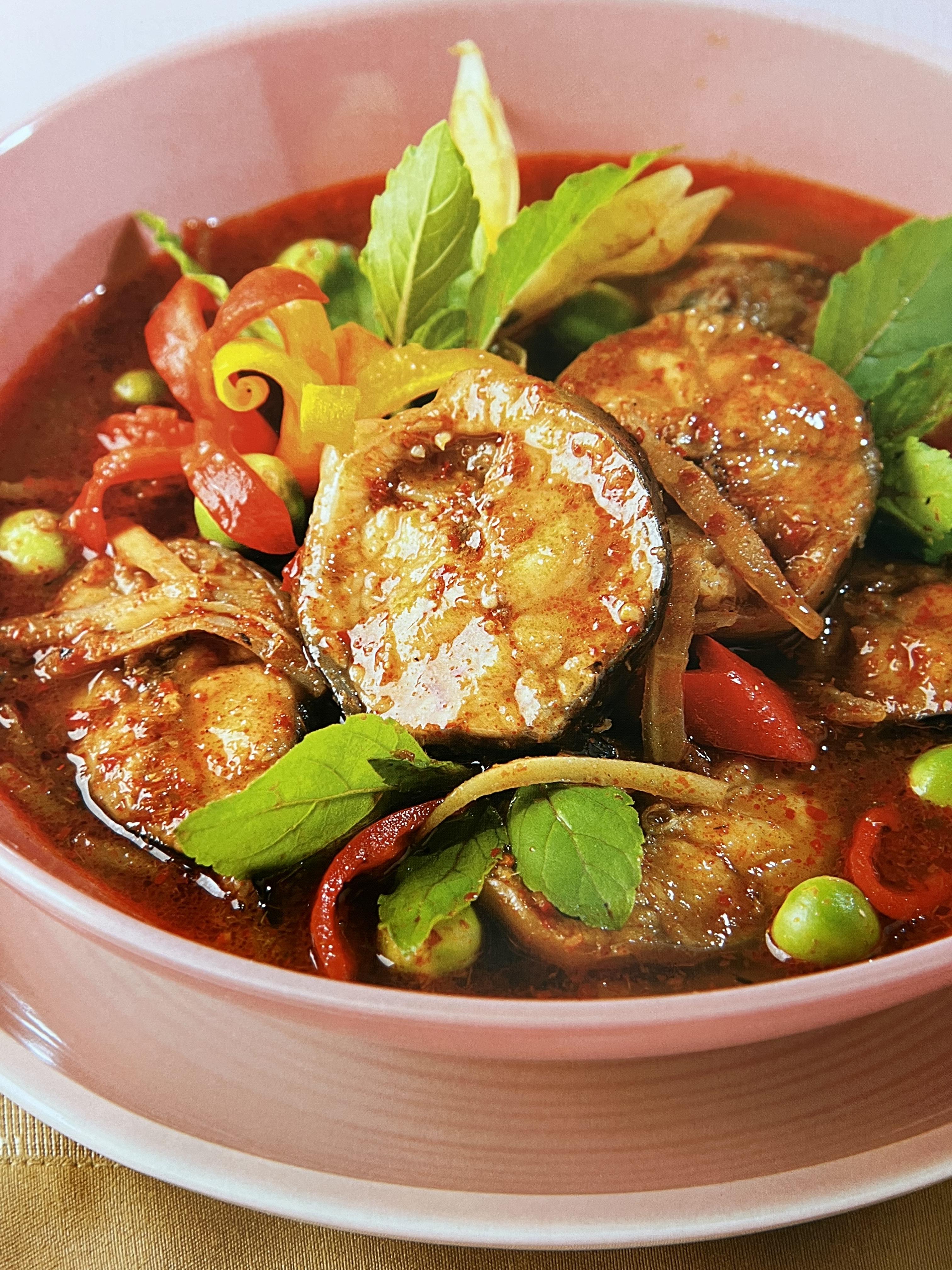 โสมสวลีรังสรรค์ : ตำรับอาหารเพื่อนพึ่ง (ภาฯ) ยามยาก ตำรับอาหารชาววังสวนสุนันทา (2 เล่มชุด)**มีลายเซ็นมอบอาจารย์ศรีสมร คงพันธุ์.