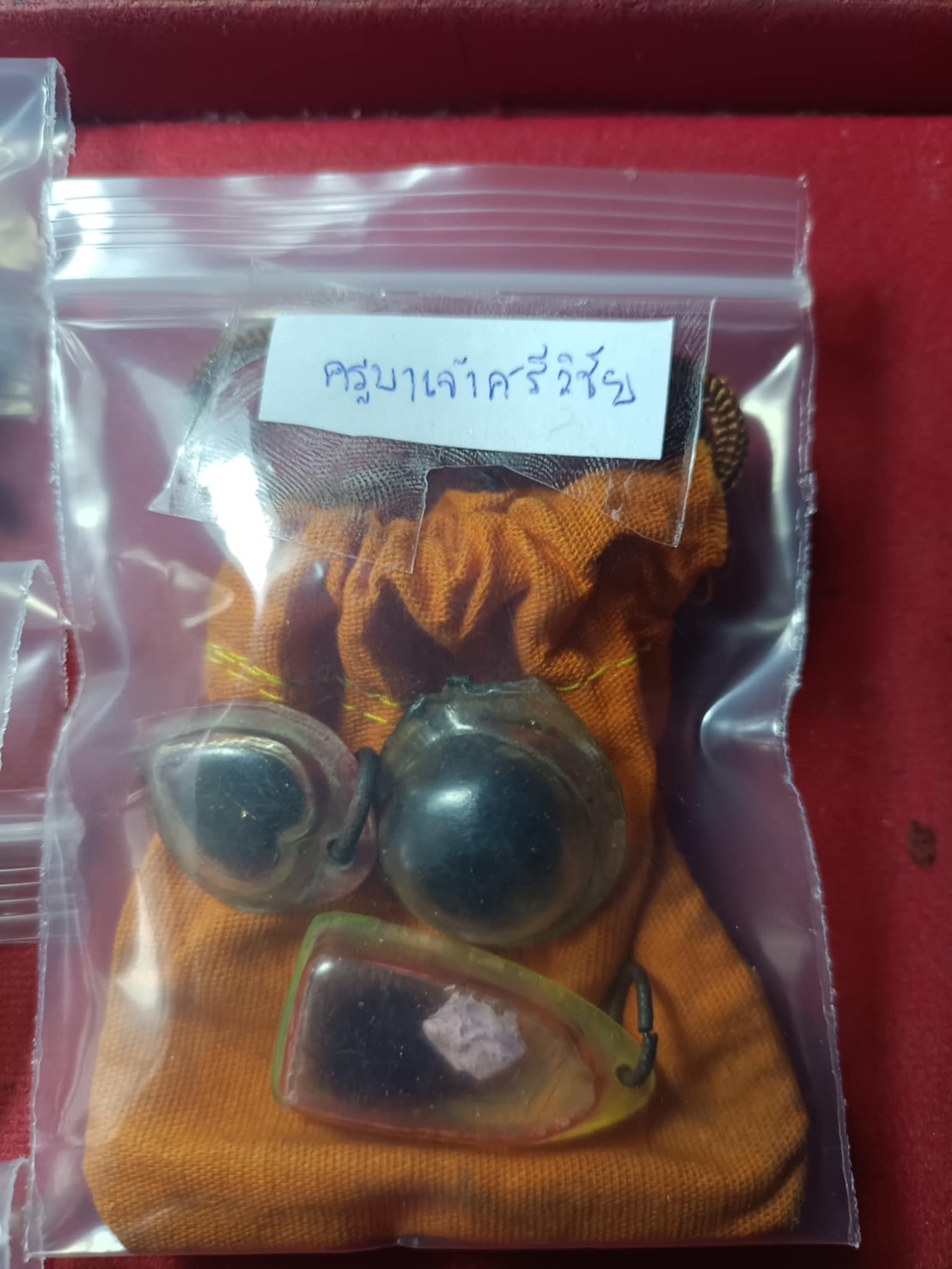 พระเกศา อัฐิธาตุุ ครูบาเจ้าศรีวิชัย เลี่ยมเดิม ชุดนี้ ได้มาจากคุณประวิทย์ ได้สืบมาจากคุณพ่อของ คุณประวิทย์ ได้จากลูกศิษย์ครูบาเจ้าศรีวิชัยที่ได้ไปกราบครูบาฯ ในสมัยนั้นในจังหวัดลำพูน หรือตอนที่ครูบามาที่ จ.พะเยา นานหลายสิบ ๆ ปี สะสมและเอา มาเลี่ยมบูชา